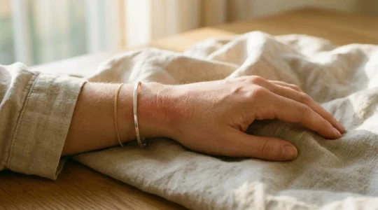 Réaction cutanée allergique au contact d'un bijou en or sur une peau sensible en été