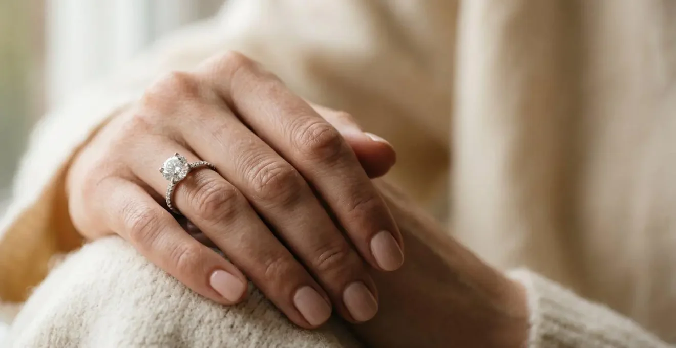 Main féminine portant élégante bague de fiançailles avec diamant éclatant en lumière naturelle