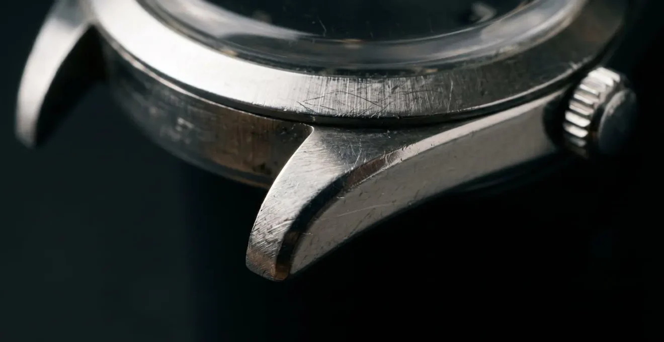 Détail d'une lunette de montre présentant la patine naturelle du temps