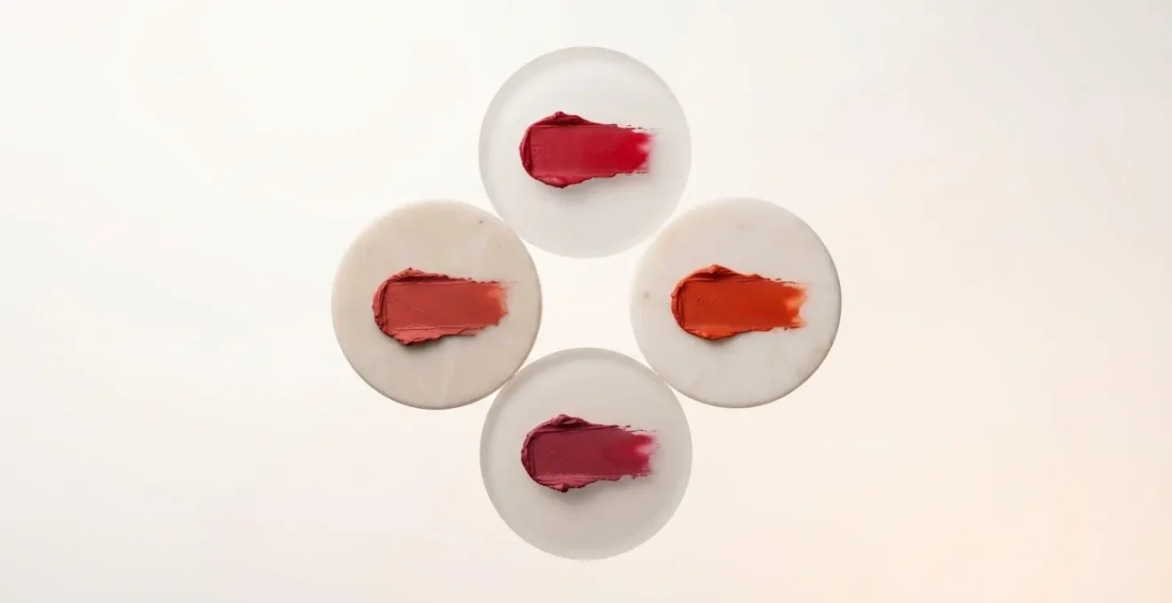 Comparaison visuelle de rouges à lèvres avec différents sous-tons froids et chauds sur cercle chromatique