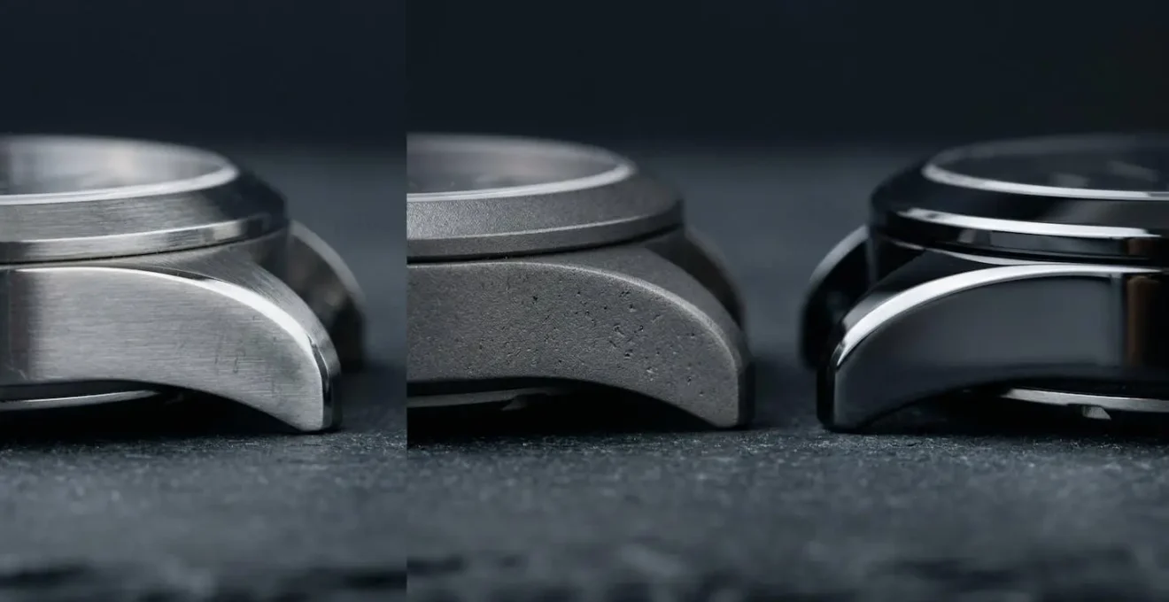 Gros plan macro de trois boîtiers de montre en matériaux différents révélant leurs textures uniques