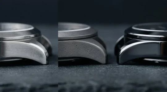 Gros plan macro de trois boîtiers de montre en matériaux différents révélant leurs textures uniques