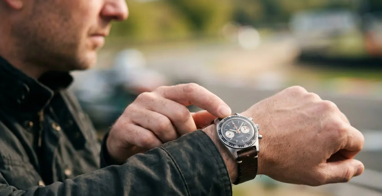 Vue rapprochée d'une lunette de chronographe avec échelle tachymétrique en action