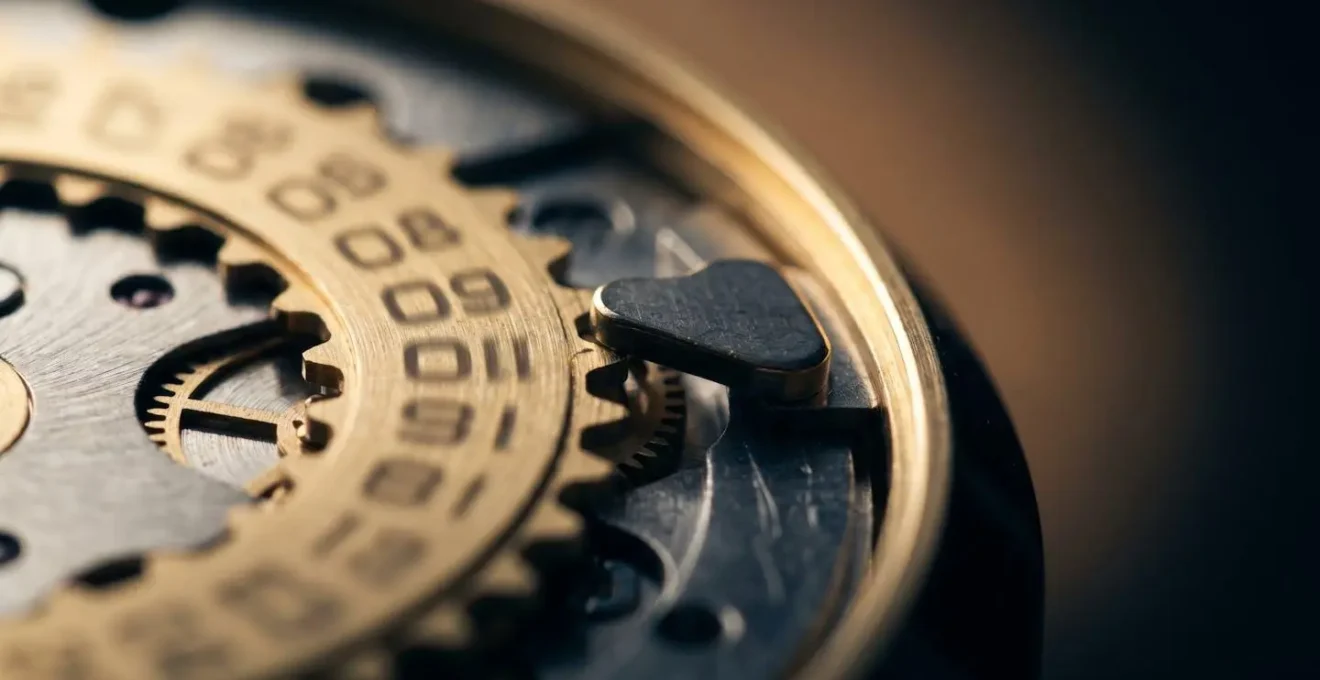 Gros plan sur l'engrenage du mécanisme de quantième d'une montre automatique en pleine action