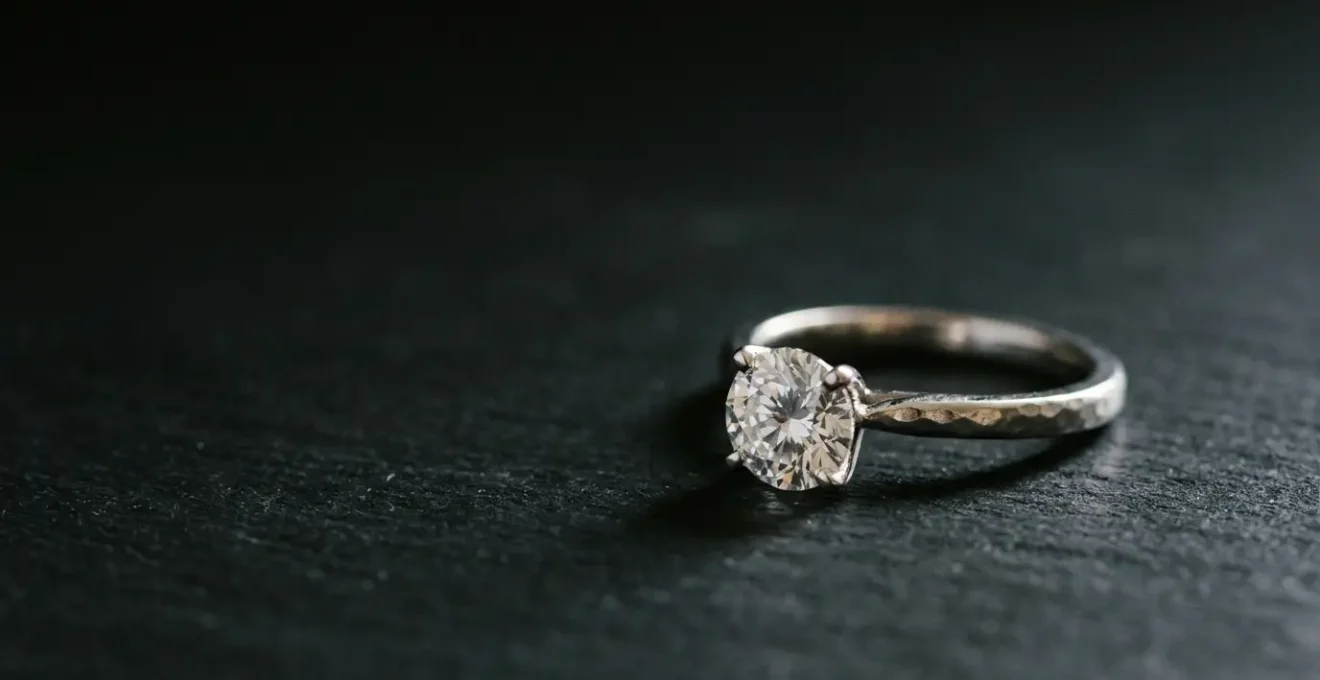 Bague de fiançailles avec diamant symbole du questionnement sur la tradition des trois mois de salaire