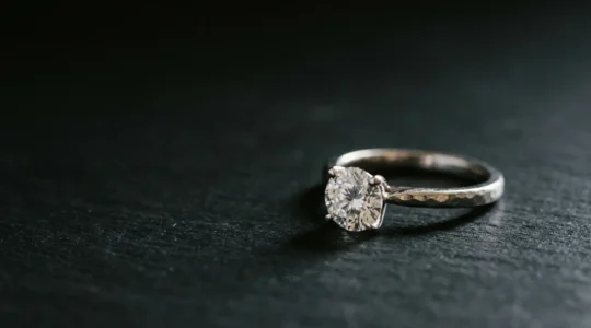 Bague de fiançailles avec diamant symbole du questionnement sur la tradition des trois mois de salaire