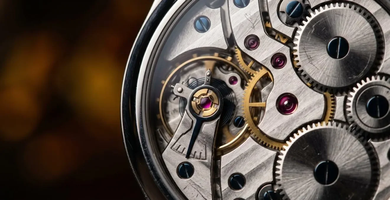 Gros plan macro sur les détails d'un mouvement mécanique de montre avec fond transparent